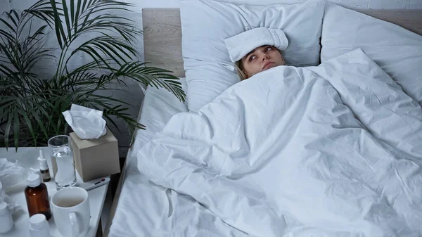 Sudut Pandang Tinggi Wanita Sakit Berbaring Tempat Tidur Dengan Kompres — Stok Foto
