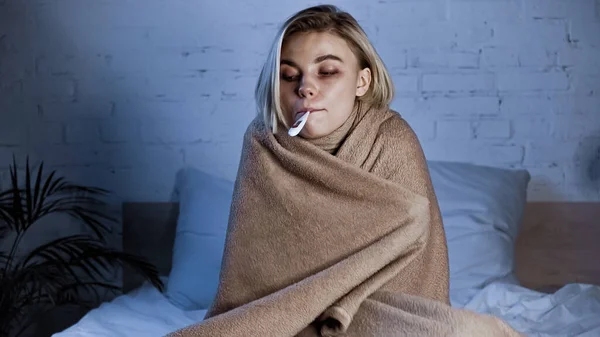Ill Woman Wrapped Warm Blanket Measuring Temperature Bedroom — Fotografia de Stock