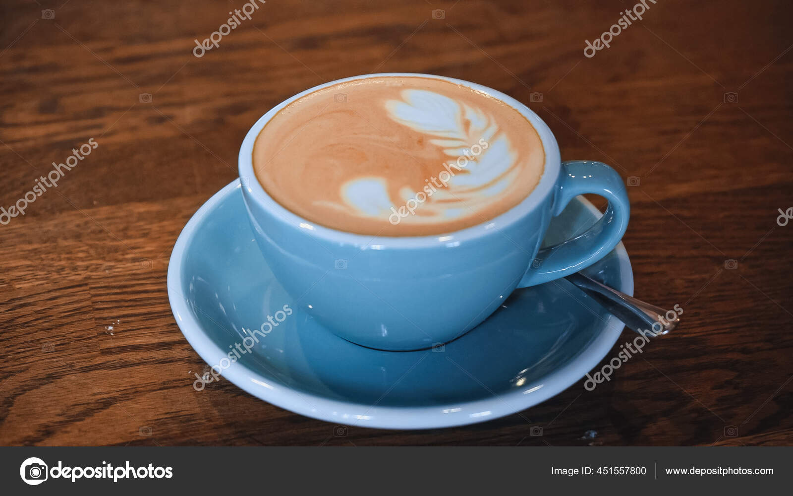 Masada Latte Sanatıyla Birlikte Mavi Kapuçino Stok fotoğrafçılık