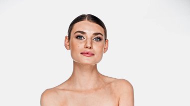 Yüzü makyajlı, beyaz tenli, gülen güzel bir kadın.