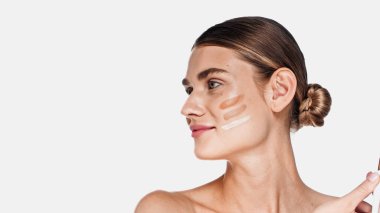 Yüzünün tonları beyaz tenli genç bir kadın.