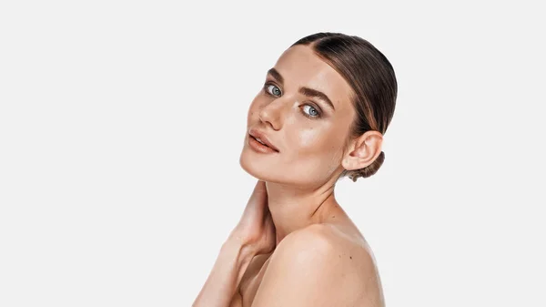 Jovem Mulher Com Ombros Nus Olhando Para Câmera Isolada Branco — Fotografia de Stock