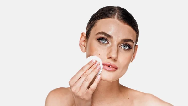 Mujer Joven Quitando Maquillaje Con Almohadilla Algodón Aislado Blanco — Foto de Stock