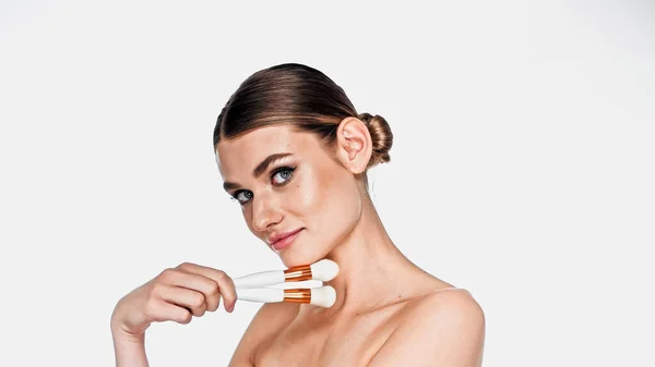 Woman Makeup Face Holding Cosmetic Brushes Isolated White — Stock Photo, Image