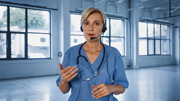 Doctor Headset Praten Camera Het Ziekenhuis — Stockfoto