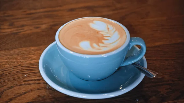 Blue Cup Delicious Cappuccino Latte Art Table — Stock Photo, Image