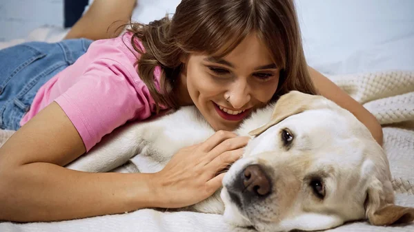 Gelukkig Jong Vrouw Liggend Met Golden Retriever Hond Bed — Stockfoto