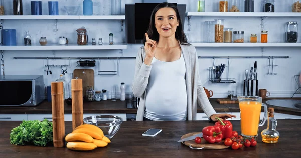 Mulher Grávida Com Ideia Perto Smartphone Comida Fresca Mesa Cozinha — Fotografia de Stock