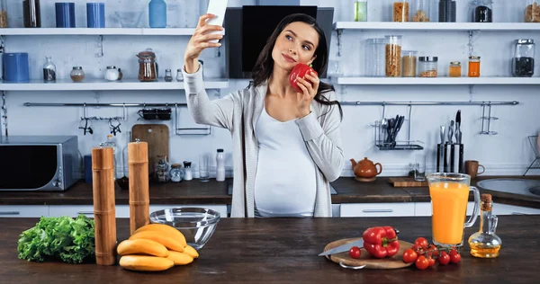 Mujer Embarazada Sosteniendo Pimiento Mientras Toma Selfie Cocina —  Fotos de Stock