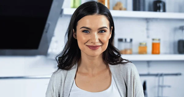 Mujer Joven Sonriendo Cámara Cocina —  Fotos de Stock