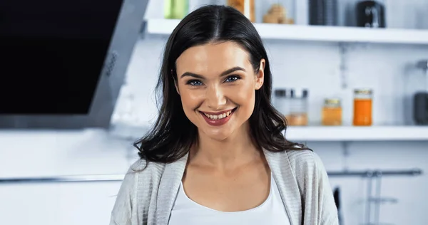 Morena Mujer Sonriendo Cámara Cocina —  Fotos de Stock