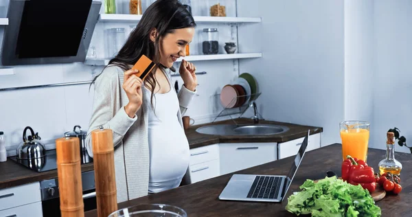 Mujer Embarazada Alegre Con Tarjeta Crédito Mirando Portátil Cerca Comida — Foto de Stock