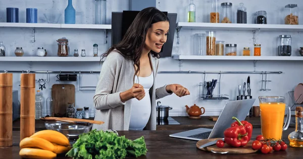 Donna Incinta Che Videochiamata Vicino Verdure Fresche Succo Arancia Cucina — Foto Stock