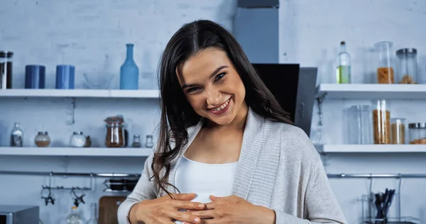 Mujer Sonriente Mirando Cámara Cocina —  Fotos de Stock