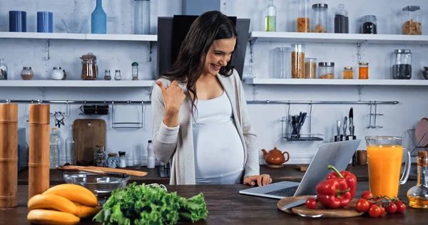 Sorrindo Mulher Grávida Mostrando Como Durante Chamada Vídeo Perto Legumes — Fotografia de Stock