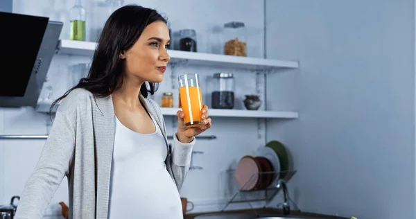 Pregnant Brunette Woman Holding Glass Orange Juice Kitchen — Stock Photo, Image