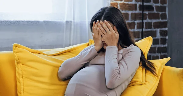 Беременная Женщина Прикрывающая Лицо Руками Дома — стоковое фото