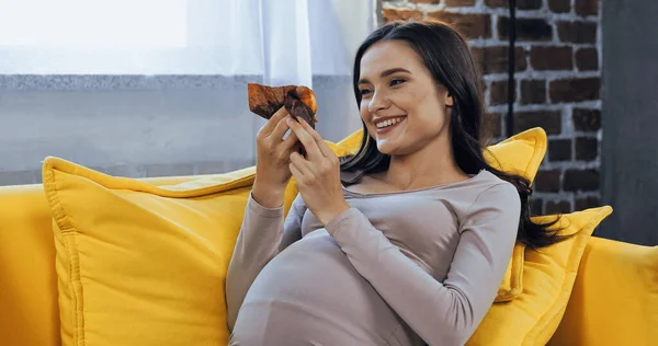 Smiling Pregnant Woman Holding Cupcake Sofa — Stock Photo, Image