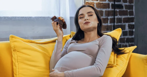 Pleased Pregnant Woman Eating Tasty Cupcake — Stock Photo, Image