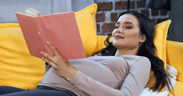 Donna Incinta Che Legge Libro Sul Primo Piano Sfocato Casa — Foto Stock