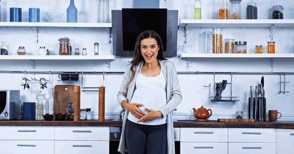 Mulher Grávida Alegre Olhando Para Câmera Cozinha — Fotografia de Stock