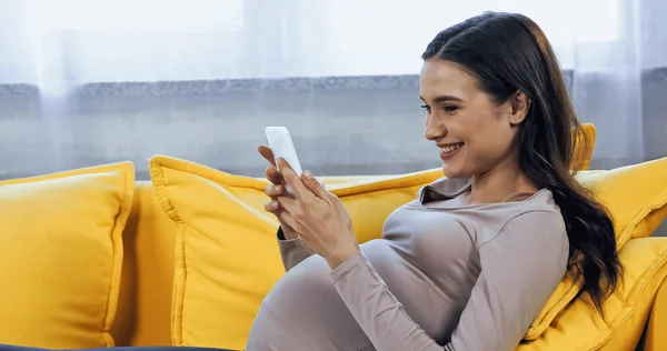 Pregnant Woman Smartphone Smiling While Lying Couch — Stock Photo, Image