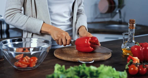 Cropped View Woman Cutting Bell Pepper Cutting Board Oil Vegetables — Stock Photo, Image