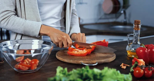 Vista Ritagliata Della Donna Che Taglia Peperone Vicino Alle Verdure — Foto Stock