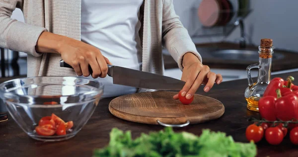 Vista Cortada Mulher Cortando Tomate Cereja Perto Óleo Legumes Primeiro — Fotografia de Stock