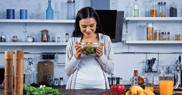 Mulher Sorridente Olhando Para Salada Fresca Perto Ingredientes Orgânicos Suco — Fotografia de Stock
