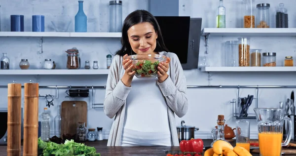 Mulher Sorridente Segurando Tigela Com Salada Fresca Perto Legumes Suco — Fotografia de Stock