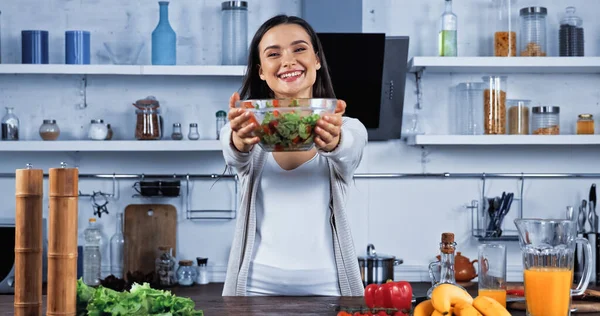 Mulher Sorridente Mostrando Tigela Salada Perto Comida Fresca Mesa Cozinha — Fotografia de Stock