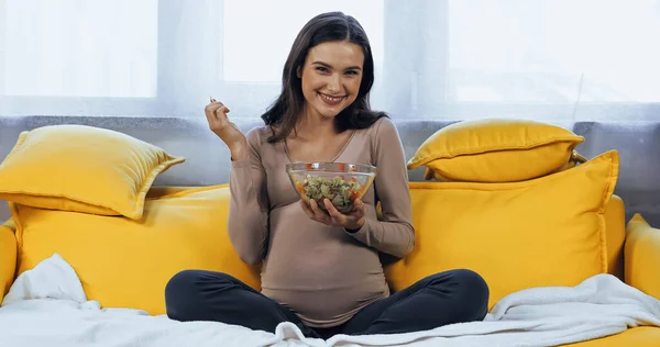 满脸笑容的孕妇拿着碗里的新鲜沙拉 — 图库照片