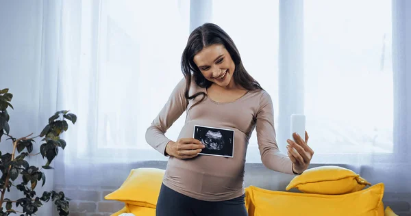 Mulher Grávida Sorrindo Segurando Ultra Som Bebê Durante Bate Papo — Fotografia de Stock