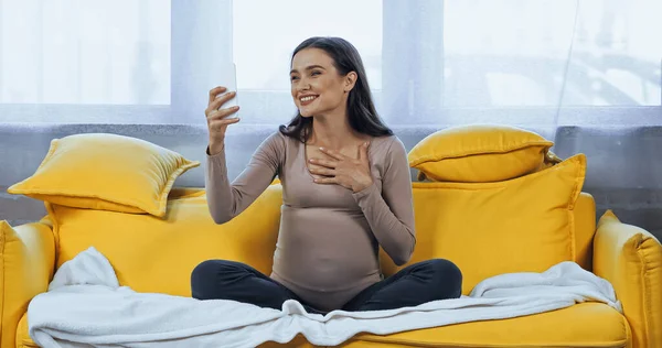 Mujer Embarazada Sonriendo Durante Una Videollamada Casa — Foto de Stock