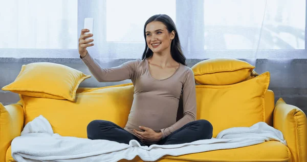 Jovem Grávida Sorrindo Durante Selfie Casa — Fotografia de Stock