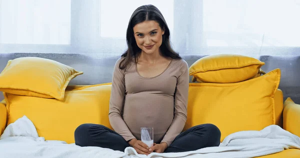 Беременная Женщина Улыбается Камеру Держа Стакан Молока Дома — стоковое фото