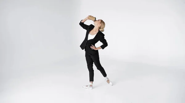 Элегантный Балерина Костюме Пуанты Обувь Пить Кофе Пойти Стоя Рукой — стоковое фото