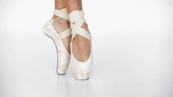 Visão Parcial Bailarina Sapatos Pointe Dançando Branco — Fotografia de Stock