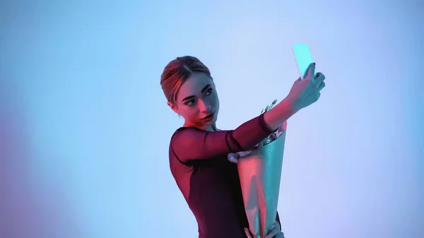 Ballerina Holding Flowers While Taking Selfie Blue — Stock Photo, Image