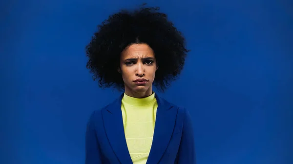 Afectada Mujer Afroamericana Chaqueta Mirando Cámara Aislada Azul — Foto de Stock