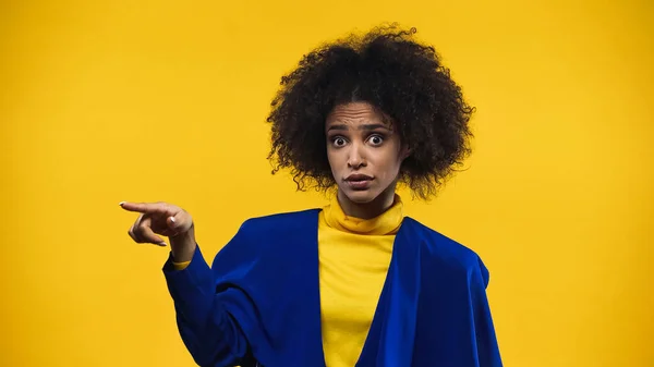 Offended African American Woman Pointing Finger Isolated Yellow — Stock Photo, Image