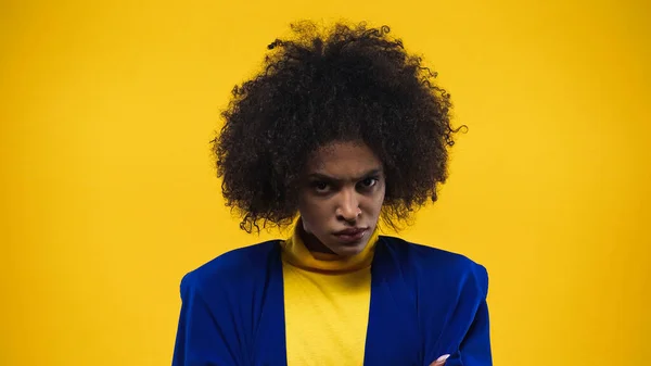 Aggressive Afroamerikanerin Blickt Isoliert Auf Gelbe Kamera — Stockfoto
