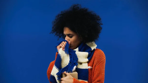 Enfermo Africano Americano Mujer Holding Caja Aislado Azul — Foto de Stock