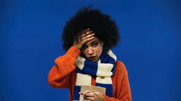 Doente Afro Americana Segurando Termômetro Isolado Azul — Fotografia de Stock