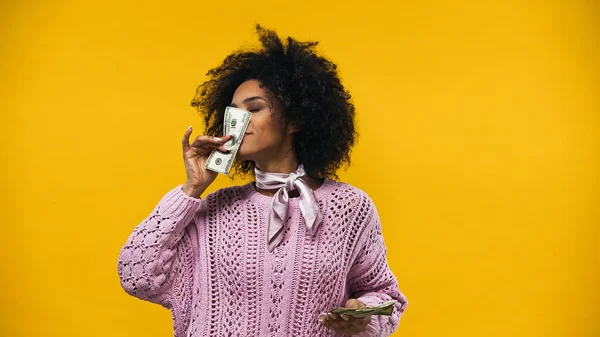 African American Woman Smelling Dollar Banknote Isolated Yellow — Stock Photo, Image