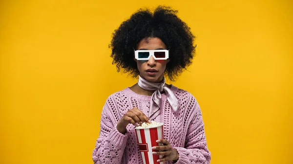 African American Woman Glasses Holding Popcorn Isolated Yellow — Stock Photo, Image