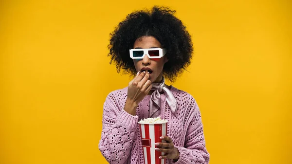 Afroamerikanerin Gläsern Isst Popcorn Isoliert Auf Gelb — Stockfoto