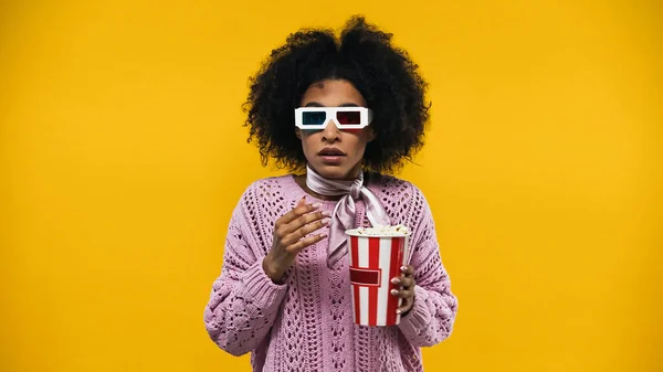 Afroamerikanerin Gläsern Hält Eimer Mit Popcorn Isoliert Auf Gelb — Stockfoto