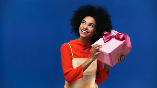 Happy African American Woman Holding Gift Box Isolated Blue — Stock Photo, Image